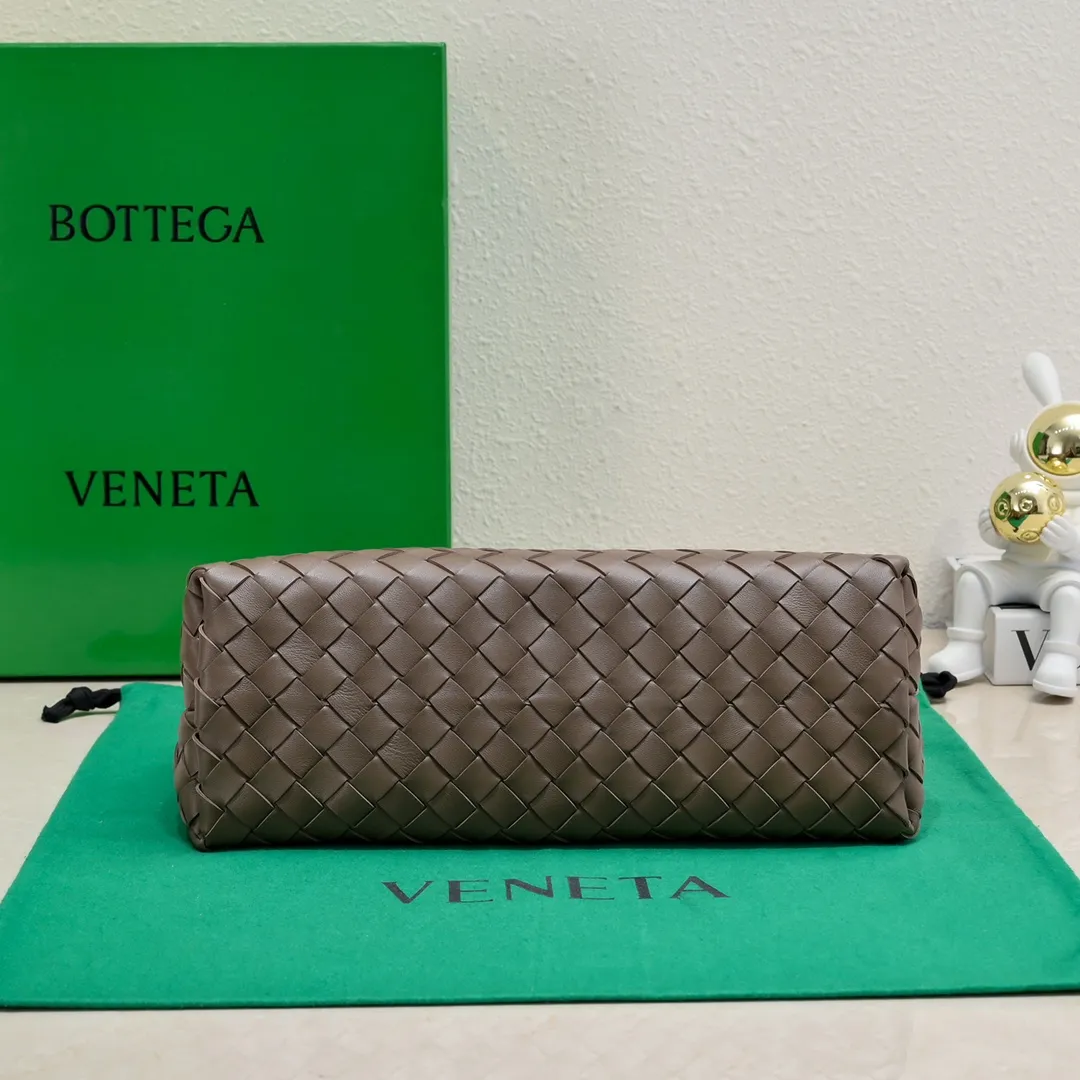 Batch 1960 #Bottega Veneta new horizontal Andiamo handbag, many stars have the same style 🎈 Classic full-body leather weaving with golden rope buckle, stable and chic enough [proud] The whole body is made of Nappa sheep leather, comfortable, soft and dynamic. The sliding metal rope buckle can adjust the shoulder strap, single shoulder / handbag / crossbody, multiple carrying methods, large bag capacity, suitable for commuting / daily / travel This bag is divided into small/medium/large sizes. There is always one that suits you, so take me with you🎀🎀 Size: 29x18x10 Model: 6463#